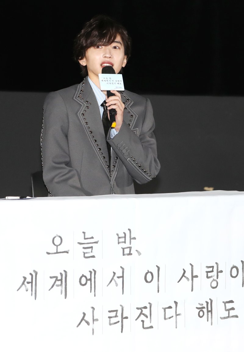 배우 미치에다 슌스케(道枝駿佑)가 25일 서울 용산구 CGV 용산아이파크몰에서 열린 영화 '오늘 밤, 세계에서 이 사랑이 사라진다 해도' 내한 기자회견에서 인사말을 하고 있다. ⓒ News1 권현진 기자