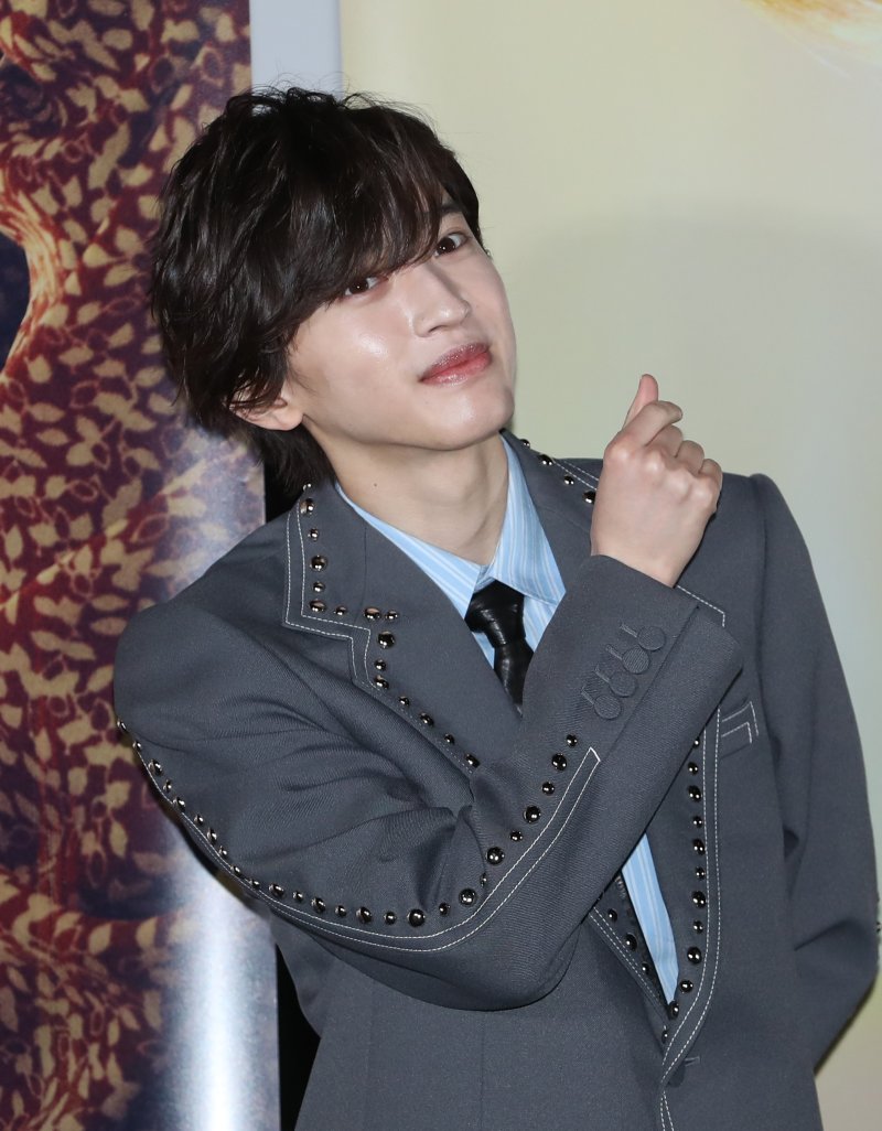 배우 미치에다 슌스케(道枝駿佑)가 25일 서울 용산구 CGV 용산아이파크몰에서 열린 영화 '오늘 밤, 세계에서 이 사랑이 사라진다 해도' 내한 기자회견에서 앙증맞은 손 하트를 그리고 있다. ⓒ News1 권현진 기자