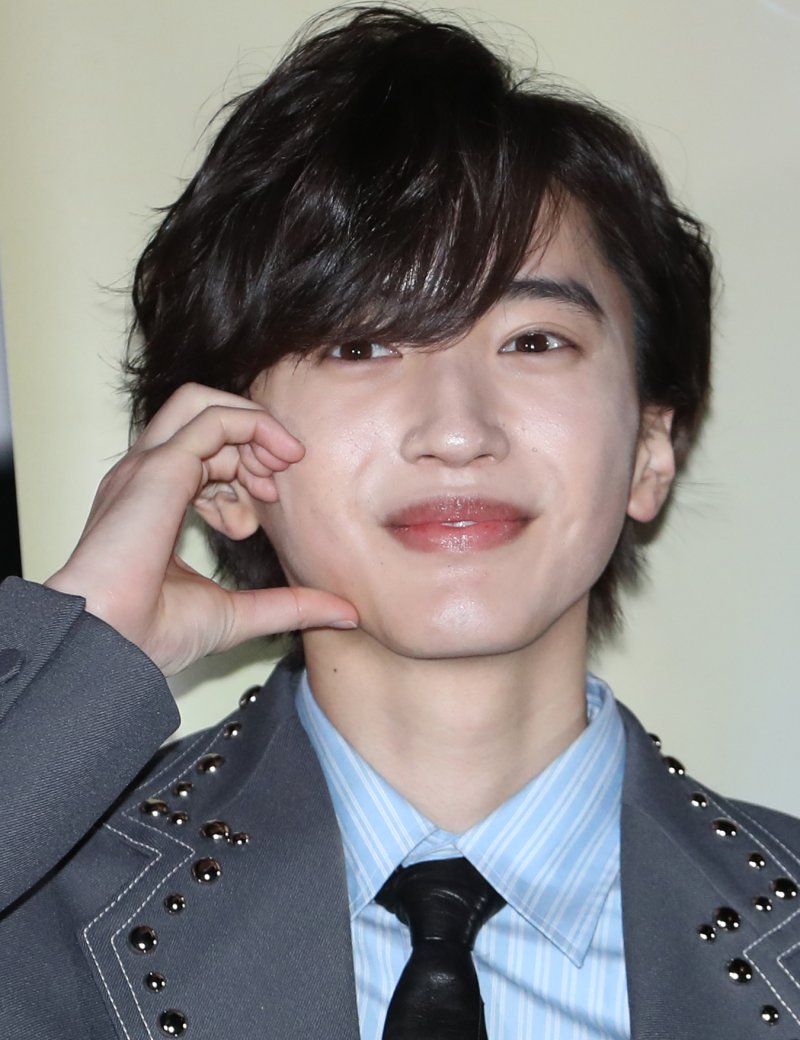 배우 미치에다 슌스케(道枝駿佑)가 25일 서울 용산구 CGV 용산아이파크몰에서 열린 영화 '오늘 밤, 세계에서 이 사랑이 사라진다 해도' 내한 기자회견에서 근사한 볼 하트를 하고 있다. ⓒ News1 권현진 기자