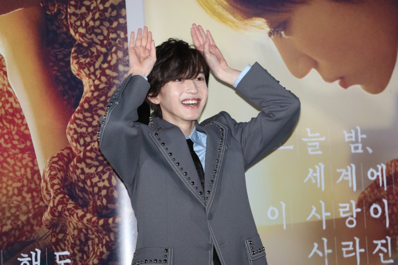 배우 미치에다 슌스케(道枝駿佑)가 25일 서울 용산구 CGV 용산아이파크몰에서 열린 영화 '오늘 밤, 세계에서 이 사랑이 사라진다 해도' 내한 기자회견에서 계묘년을 맞아 토끼 인사를 하고 있다. ⓒ News1 권현진 기자