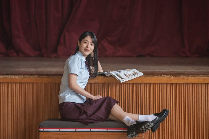 학교폭력을 다룬 '더 글로리'가 전세계적으로 공감을 얻어내면서 인기를 끌고 있다. 충격적인 에피소드 대부분이 실화를 바탕으로 했다는게 알려지면서 공분은 더 커졌다. 위쪽은 피해자 문동은 역을 맡은 정지소, 아래쪽은 가해자 박연진 역을 맡은 신예은. 넷플릭스 제공