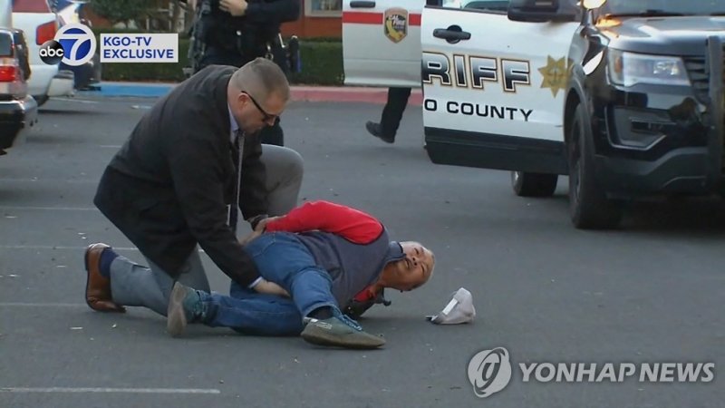 해프문베이 총격사건 용의자 체포 A suspect is arrested by law enforcement personnel after a mass shooting at two locations in the coastal northern California city of Half Moon Bay, California, U.S. January 23, 2023 in a still image from video. ABC Affiliate KGO via REUTERS. NO RESALES. NO ARCHIVES. MANDATORY CREDI