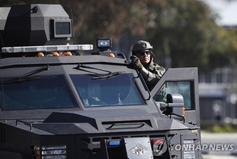 몬터레이 총격사건 현장에 투입된 LA카운티 SWAT epa10423969 A Los Angeles County Sheriff SWAT vehicle leaves as investigators go through a white van which police reported was connected with a mass shooting at a dance studio in Monterey Park, California, after police entered the vehicle and found dead body in Torrance,