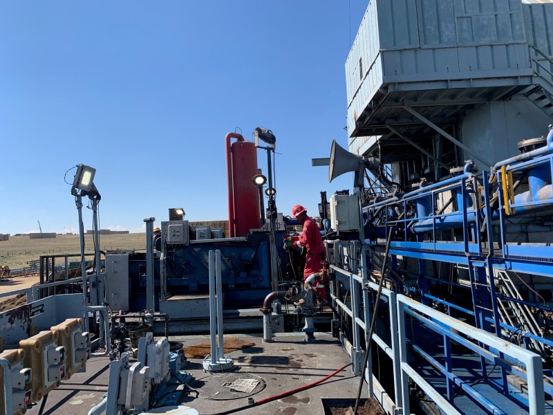 미국 2위 석유메이저 셰브론이 27일(현지시간) 실적발표에서 지난해 사상최대 순익을 기록했다고 밝혔다. FILE PHOTO: Men work on an electric drilling operating at a Chevron site in Kersey, Colorado, U.S. October 6, 2022. REUTERS/Liz Hampton/File Photo