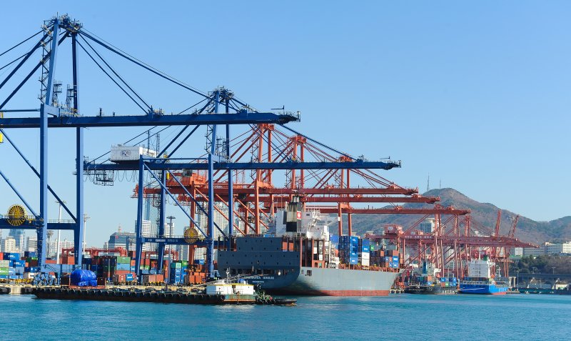 부산항에 정박한 컨테이너선 ⓒ News1