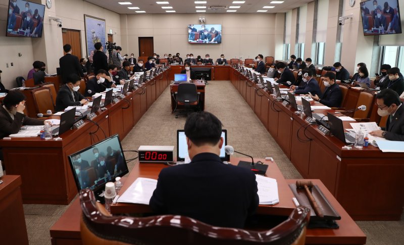 [서울=뉴시스] 이영환 기자 = 26일 오전 국회 산업통상자원중소벤처기업위원회에서 고준위 방사성폐기물 관리에 관한 특별법안 등에 대한 공청회가 열리고 있다. 2023.01.26. 20hwan@newsis.com <저작권자ⓒ 공감언론 뉴시스통신사. 무단전재-재배포 금지.> /사진=뉴시스화상