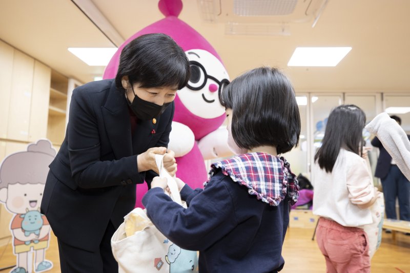 한화진 환경부 장관이 지난해 12월19일 오전 세종시 소재 한 어린이집에서 열린 층간소음 예방교육에서 어린이에게 층간소음 예방 캐릭터(조용이·사뿐이)를 활용한 층간소음 저감 물품을 나눠주고 있다. (환경부 제공) 2022.12.19/뉴스1