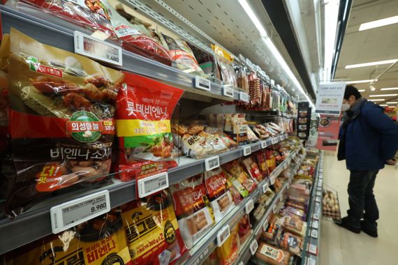 햄, 빵, 과자 등 갖가지 식음료의 가격이 오르고 있는 가운데 26일 서울 한 대형마트에서 시민들이 장을 보고 있다. 사진=박범준 기자