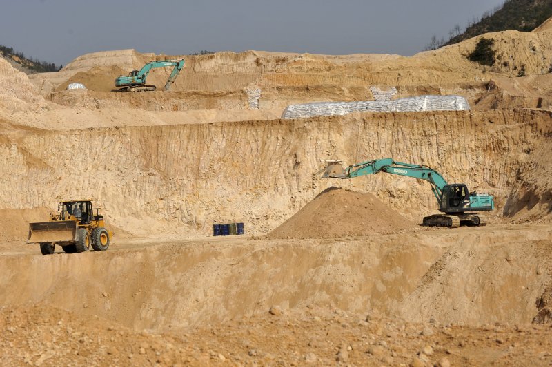 [간현(중국 장시성)=AP/뉴시스] 지난 2010년 12월30일 중국 장시성 간현의 한 희토류 광산에서 채굴이 진행되고 있다. 2019.06.05