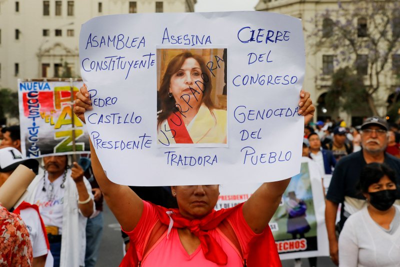 13일(현지시간) 페루 리마에서 한 시위자가 디나 볼루아르테 대통령에 반대하는 플래카드를 들고 있다. 원래 부통령이었던 볼루아르테 대통령은 카스티요 대통령이 탄핵되고 난 후 정권을 잡았다. ⓒ 로이터=뉴스1 ⓒ News1 권진영 기자