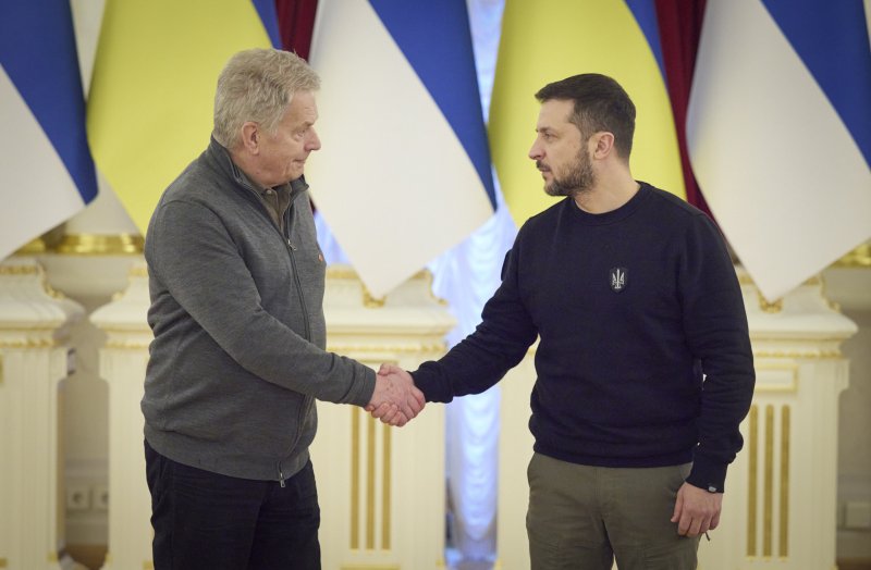 [키이우=AP/뉴시스] 볼로디미르 젤렌스키(오른쪽) 우크라이나 대통령이 24일(현지시간) 키이우에서 사울리 니니스퇴 핀란드 대통령과 악수하고 있다. 니니스퇴 대통령은 회담 후 "우크라이나에 강력하고 확고한 지원을 계속할 것”이라며 “우리는 젤렌스키 대통령과 함께한다”라고 말했다. 2023.01.25.