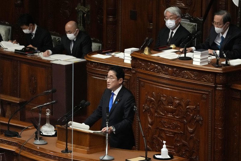 [도쿄=AP/뉴시스]기시다 후미오 일본 총리(사진 아래)가 지난 23일 도쿄 중의원에서 열린 국회에서 연설하고 있다. 2023.01.26.
