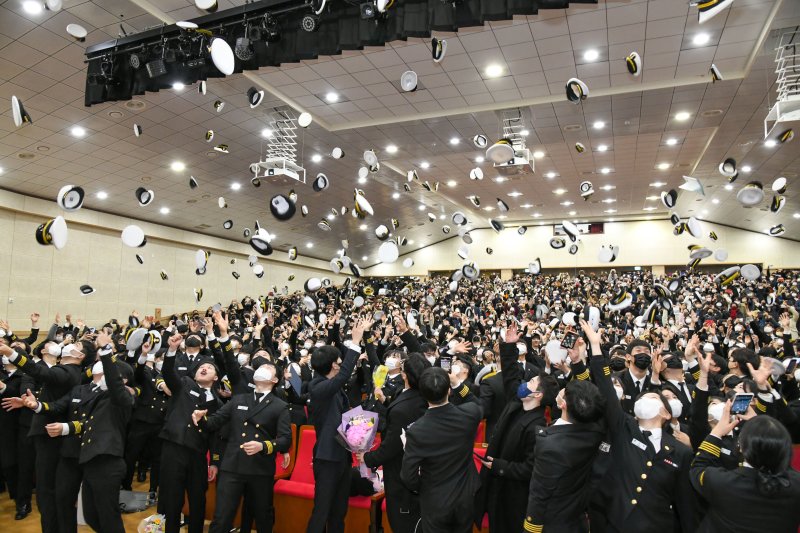 26일 한국해양대에서 열린 '2022학년도 해사대학 전기 학위수여식' 모습(한국해양대 제공)
