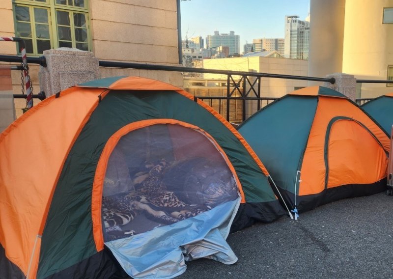 25일 오후 서울역 광장 한 켠에 텐트가 쳐져있는 모습. 2023.1.25/뉴스1 ⓒ News1 유민주 기자