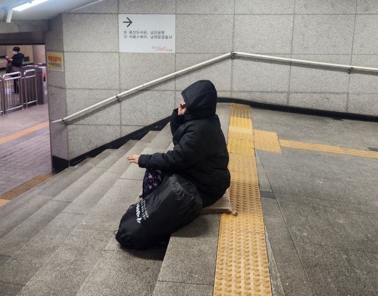 25일 오후 서울역 지하통로에 한 노숙인이 생각에 잠겨있는 모습. 2023.1.25/뉴스1 ⓒ News1 유민주 기자
