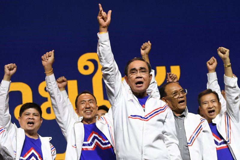 지난 9일 태국 방콕에서 쁘라윳 짠오차 총리가 루엄타이쌍찻당(RTSC)의 총리 후보로 선거 캠페인을 벌이고 있다. ⓒ 로이터=뉴스1 ⓒ News1 김민수 기자