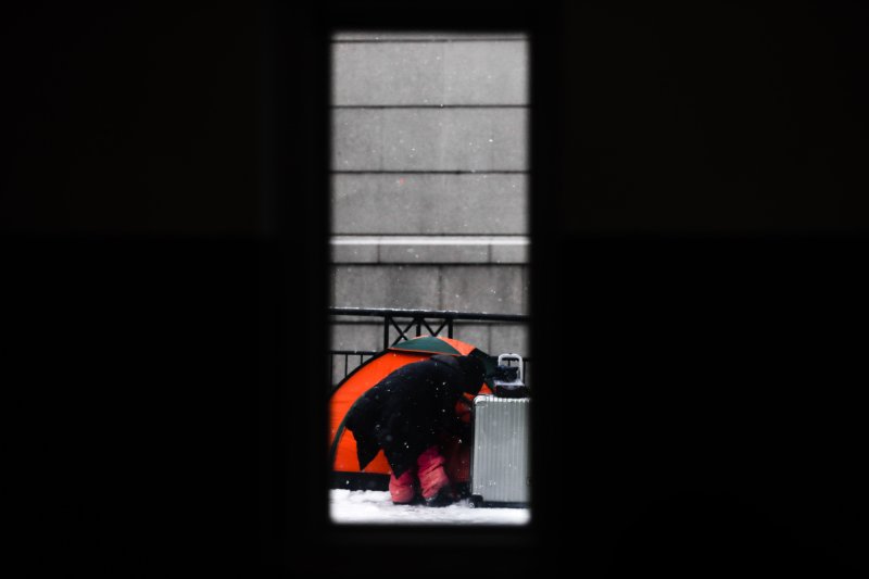 [서울=뉴시스] 정병혁 기자 = 서울을 포함한 수도권에 눈이 내린 26일 오전 서울 중구 서울역에서 한 노숙인이 짐에 쌓인 눈을 털고 있다. 2023.01.26. jhope@newsis.com