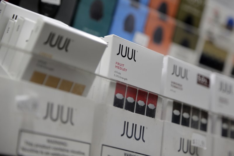 [뉴욕=AP/뉴시스] 지난 2021년 10월29일(현지시간) 뉴욕의 한 전자 담배 판매 가게에 있는 '쥴(Juul)'사 전자담배 제품. 2021.10.29.