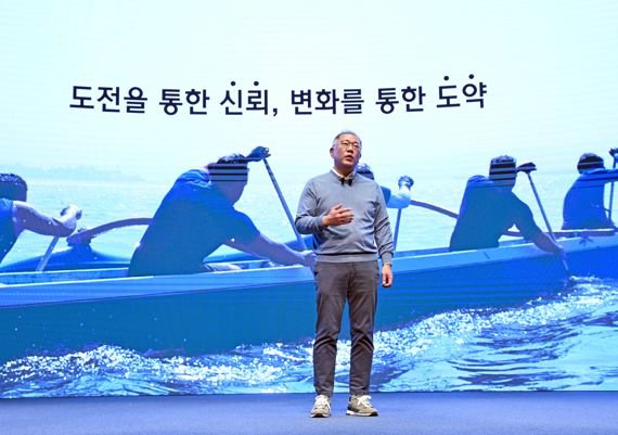 현대차는 26일 서울 양재동 본사에서 경영실적 컨퍼런스 콜을 열어 연결 기준 작년 총매출이 전년 대비 21.2% 증가한 142조5275억원, 영업이익은 47.0% 늘어난 9조8198억원을 기록했다고 밝혔다. 사진은 강연 중인 정의선 현대자동차그룹 회장.(사진=fnDB)