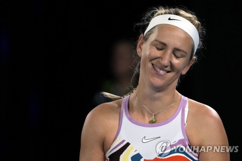 빅토리야 아자란카 Victoria Azarenka of Belarus reacts during her semifinal against Elena Rybakina of Kazakhstan at the Australian Open tennis championship in Melbourne, Australia, Thursday, Jan. 26, 2023. (AP Photo/Ng Han Guan)