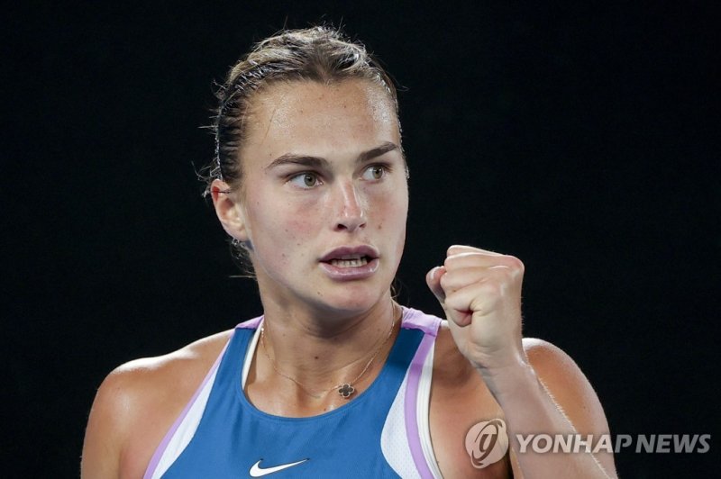 아리나 사발렌카 epa10430860 Aryna Sabalenka of Belarus reacts during her semi final match against Magda Linette of Poland at the 2023 Australian Open tennis tournament in Melbourne, Australia, 26 January 2023. EPA/FAZRY ISMAIL