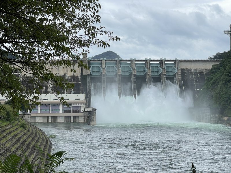 충주댐 방류 모습./ ⓒ News1 윤원진 기자