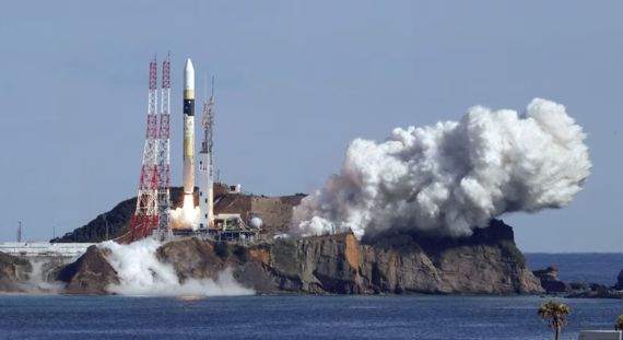 26일 일본 남서부 가고시마현 다네가시마 우주 센터에서 정찰 위성을 탑재한 H2A 로켓이 발사됐다.<div id='ad_body3' class='mbad_bottom' ></div> 사진=VOA 홈페이지 캡처