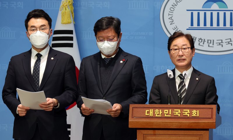 민주 "尹, 검찰 총장 시절 '조직적 불법사찰' 의혹 해명해야"