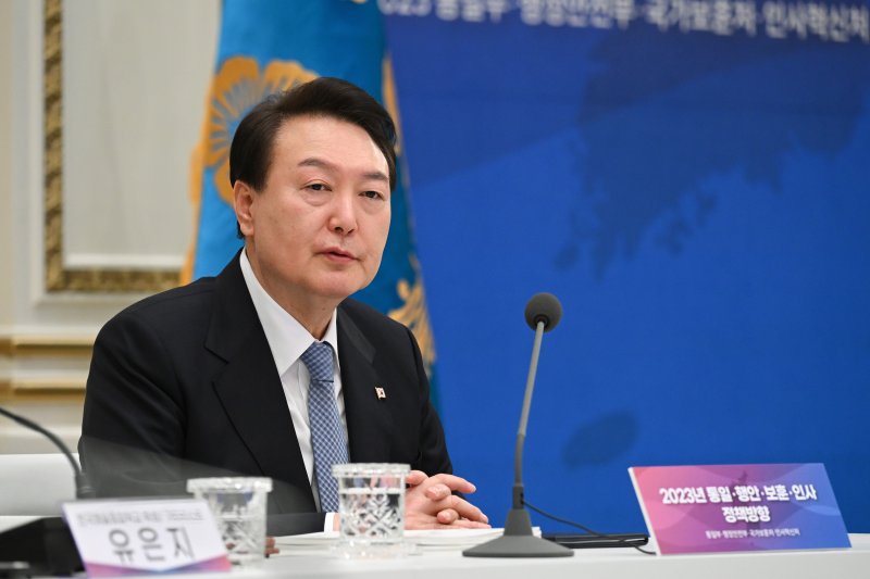 윤석열 대통령이 27일 청와대 영빈관에서 열린 2023년 통일부·행정안전부·국가보훈처·인사혁신처 정책방향 업무보고에서 모두 발언을 하고 있다. (대통령실 제공) 2023.1.27/뉴스1 ⓒ News1 안은나 기자