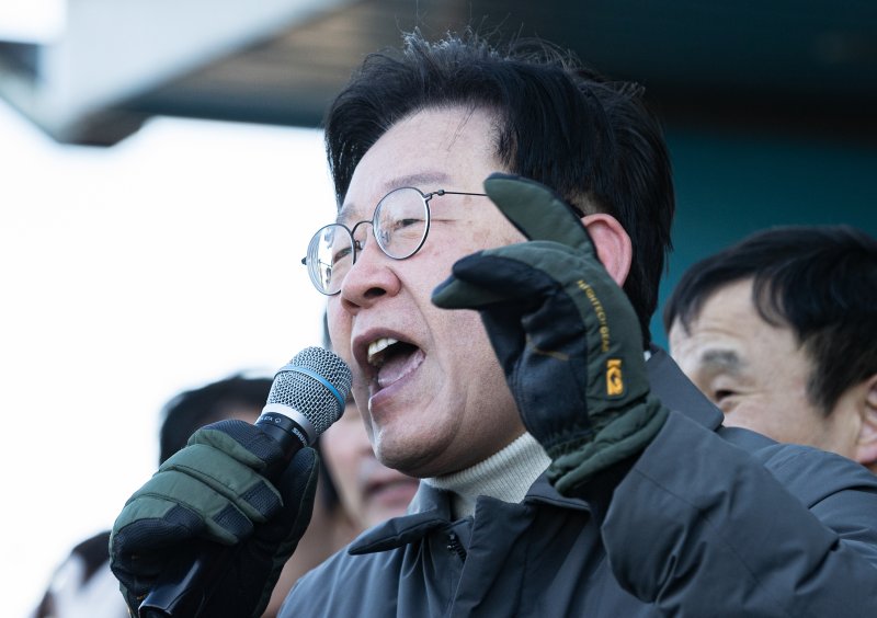 이재명 더불어민주당 대표가 27일 오후 전북 군산시 신영동 군산공설시장에서 연설을 하고 있다. 2023.1.27/뉴스1 ⓒ News1 이재명 기자