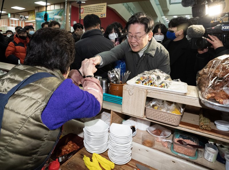 이재명 더불어민주당 대표가 27일 오후 전북 군산시 신영동 군산공설시장을 찾아 상인들과 인사하고 있다. 2023.1.27/뉴스1 ⓒ News1 이재명 기자