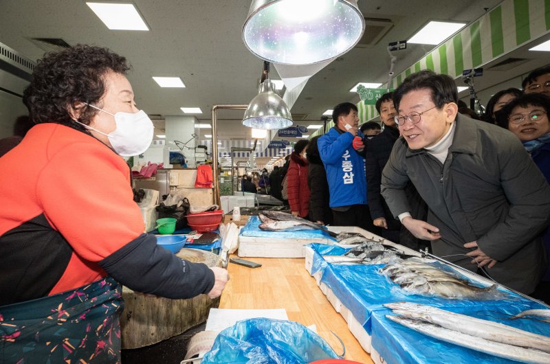 이재명 더불어민주당 대표가 27일 오후 전북 군산시 신영동 군산공설시장에서 상인과 대화를 하고 있다. 2023.1.27/뉴스1 ⓒ News1 이재명 기자