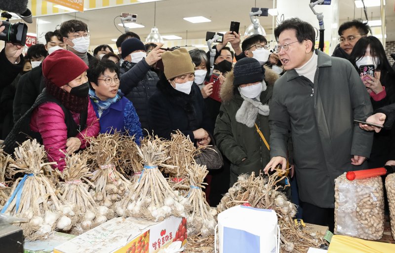 이재명 더불어민주당 대표가 27일 오후 전북 군산시 신영동 군산공설시장에서 상인들과 대화를 하고 있다. 2023.1.27/뉴스1 ⓒ News1 이재명 기자