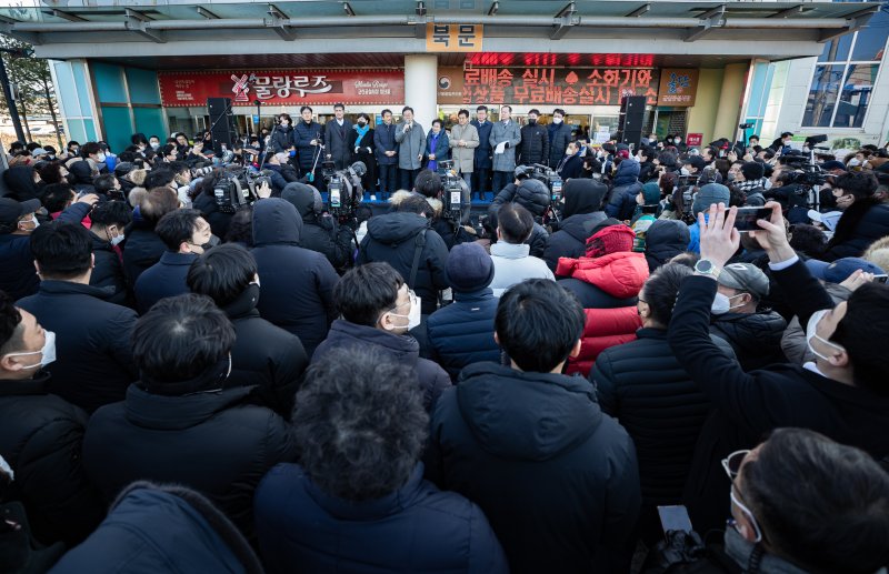 이재명 더불어민주당 대표가 27일 오후 전북 군산시 신영동 군산공설시장에서 연설을 하고 있다. 2023.1.27/뉴스1 ⓒ News1 이재명 기자