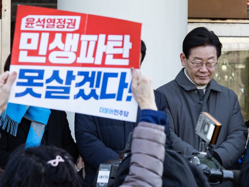 이재명 더불어민주당 대표가 27일 오후 전북 군산시 신영동 군산공설시장에서 지지자 발언을 듣고 있다. 2023.1.27/뉴스1 ⓒ News1 이재명 기자