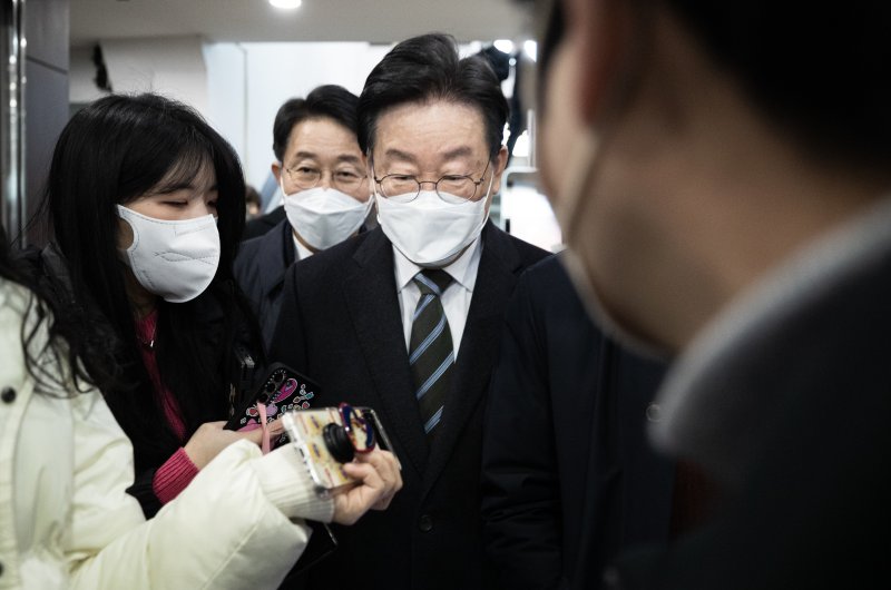 이재명 더불어민주당 대표가 27일 오전 전북 익산시 남중동 익산시청에서 열린 현장 최고위원회의를 마친 후 취재진들의 질문을 듣고 있다. 2023.1.27/뉴스1 ⓒ News1 이재명 기자