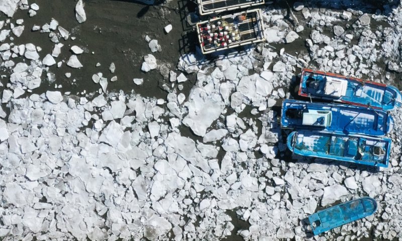 북극발 최강한파가 이어진 27일 오후 경기도 화성시 매향리 포구 바닷가에 얼음이 얼어 배들이 묶여 있다. 뉴시스