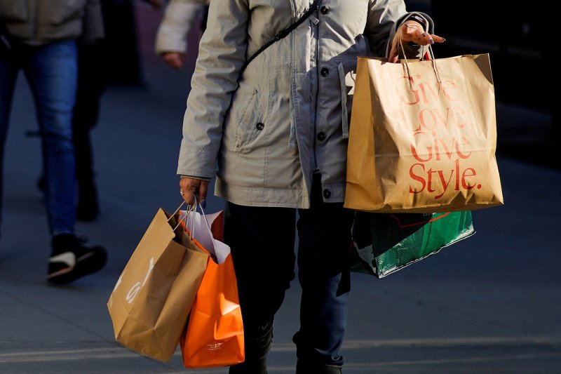 미국 기업들의 지난해 4·4분기 순익이 저조했던 것으로 확인되고 있다. 지난해 12월 21일(현지시간) 뉴욕에서 한 시민이 쇼핑백을 들고 걷고 있다. 로이터뉴스1