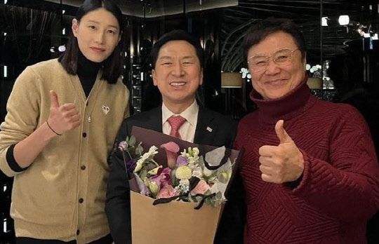 김연경(왼쪽 첫번째), 남진(왼쪽 세번째)과 함께 사진을 찍은 김기현 국민의힘 의원. 김기현 의원 페이스북 캡처