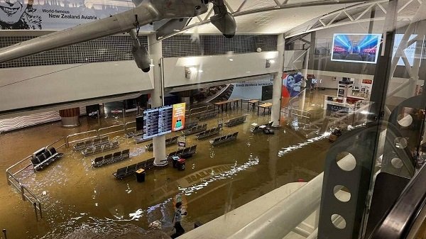물바다가 된 오클랜드 공항. 연합뉴스