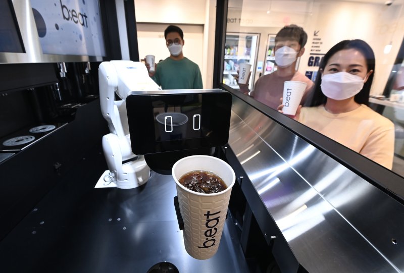 [서울=뉴시스] 3세대 커피 로봇이 적용된 무인 매장 플랫폼 비트박스(b;eat box). (사진=뉴시스 DB). photo@newsis.com