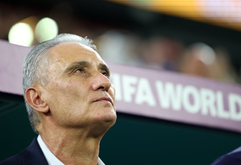 [도하(카타르)=뉴시스] 조성우 기자 = 5일(현지시간) 카타르 도하 스타디움 974에서 열린 2022 카타르 월드컵 16강전 브라질과 대한민국의 경기, 브라질 치치 감독이 경기를 기다리고 있다. 2022.12.06. xconfind@newsis.com