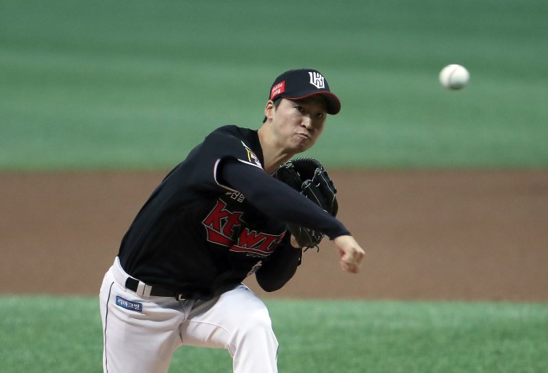 [서울=뉴시스] 김금보 기자 = 16일 오후 서울 구로구 고척스카이돔에서 열린 2022 KBO 포스트시즌 준플레이오프 1차전 KT위즈 대 키움 히어로즈의 경기, 1회밀 KT 선발 엄싱백이 투구하고 있다. 2022.10.16. kgb@newsis.com