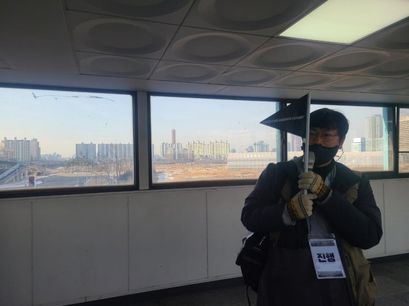 용산 다크투어 (서울=연합뉴스) 송정은 기자 = 28일 오전 '용산 다크투어' 가이드로 나선 이원호 빈곤사회연대 집행위원장이 용산역과 용산전자상가를 잇는 구름다리에서 '홈리스 텐트촌'에 대해 설명하고 있다. 2023.1.28