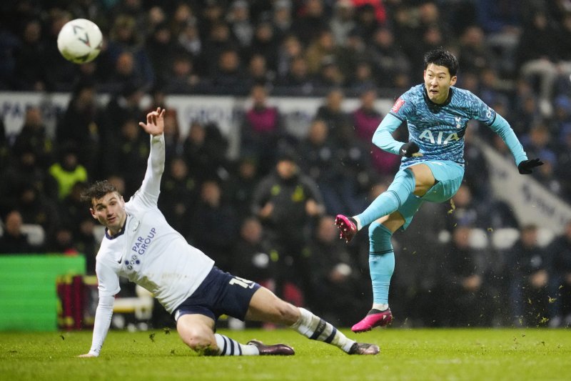 [프레스턴=AP/뉴시스] 토트넘 홋스퍼의 손흥민이 28일(현지시간) 영국 프레스턴의 딥데일 스타디움에서 열린 잉글랜드축구협회(FA)컵 32강전 프레스턴 노스 엔드와의 경기 후반 5분 선제골을 넣고 있다. 손흥민은 멀티 골(시즌 7·8호)을 기록하며 팀의 3-0 승리를 이끌었다. 2023.01.29.