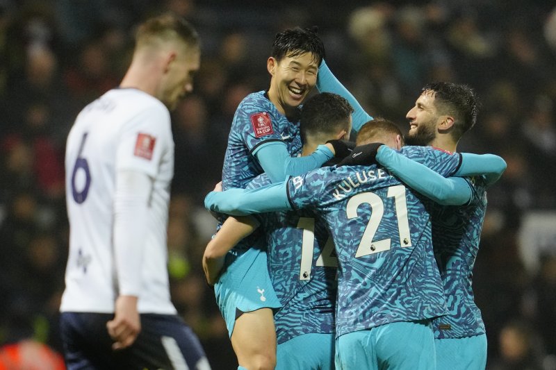 [프레스턴=AP/뉴시스] 토트넘 홋스퍼의 손흥민이 28일(현지시간) 영국 프레스턴의 딥데일 스타디움에서 열린 잉글랜드축구협회(FA)컵 32강전 프레스턴 노스 엔드와의 경기 후반 14분 팀의 두 번째 골을 넣고 동료들과 기쁨을 나누고 있다. 손흥민은 멀티 골(시즌 7·8호)을 기록하며 팀의 3-0 승리를 이끌었다. 2023.01.29.