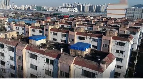 17년 만에 송도국제도시로 주민들의 이주가 결정될 것으로 보이는 중구 항운·연안아파트 전경.