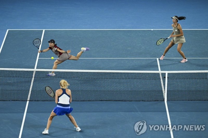 29일 결승에서 공을 받아내는 아오야마(왼쪽) epa10437362 Shuko Aoyama and Ena Shibahara of Japan in action during their Women?s doubles final match against Barbora Krejcikova and Katerina Siniakova of the Czech Republic at the 2023 Australian Open tennis tournament at Melbourne Park in Melbourne, Australia 29 January 