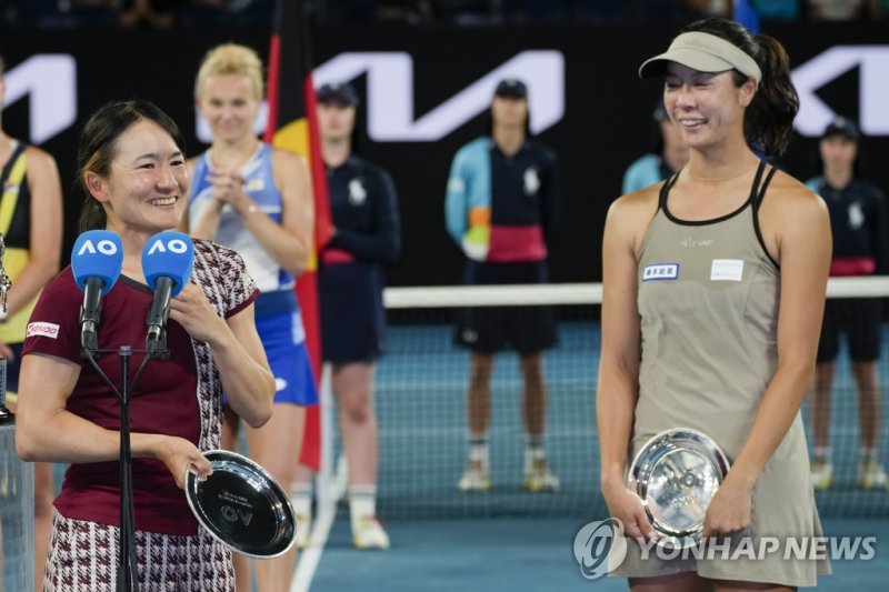 준우승한 아오야마(왼쪽)와 시바하라. Japan's Shuko Aoyama, left, reacts during a post match speech with Ena Shibahara following their loss to Czech Republic's Barbora Krejcikova and Katerina Siniakova in the women's doubles final at the Australian Open tennis championship in Melbourne, Australia, Sunday, Jan. 29, 2