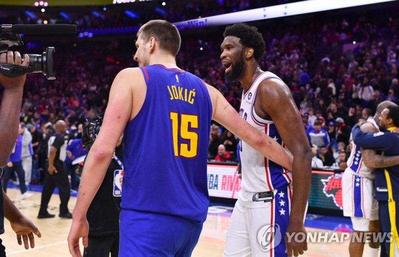 요키치와 엠비드 Jan 28, 2023; Philadelphia, Pennsylvania, USA; Denver Nuggets center Nikola Jokic (15) and Philadelphia 76ers center Joel Embiid (21) meet after a game at Wells Fargo Center. Mandatory Credit: Kyle Ross-USA TODAY Sports